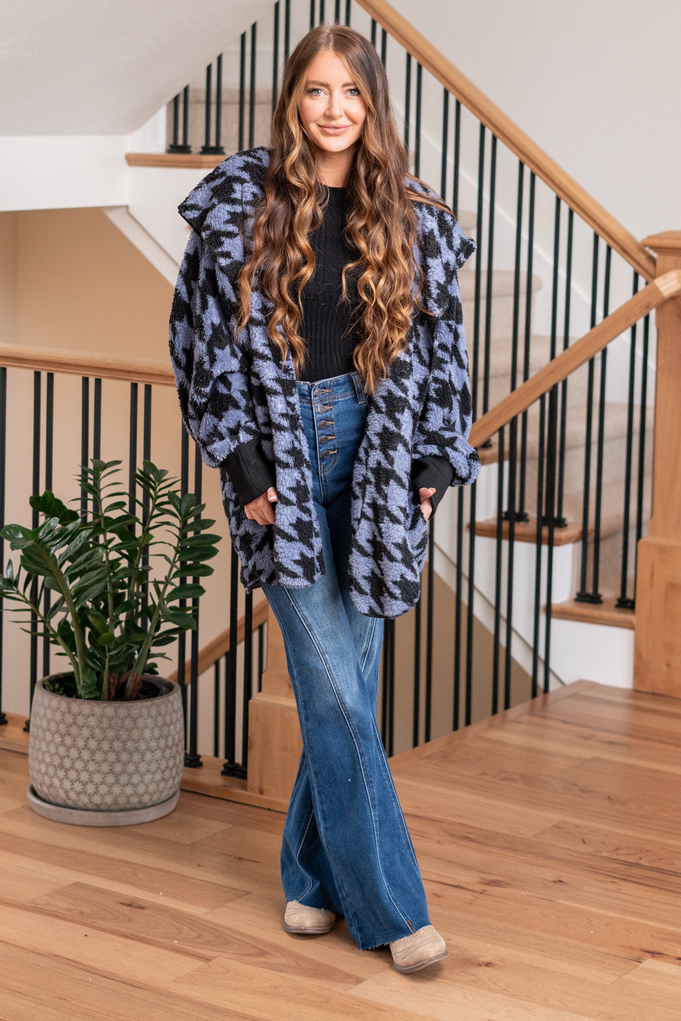 Hem & Thread   This is that cozy jacket you will throw on every day and go! One size fits most with an open neckline and long sleeves and side pockets.   Color: Blue Black Neckline: Open  Sleeve: Long 100% POLYESTER Style #: 31719K-BlueBlack