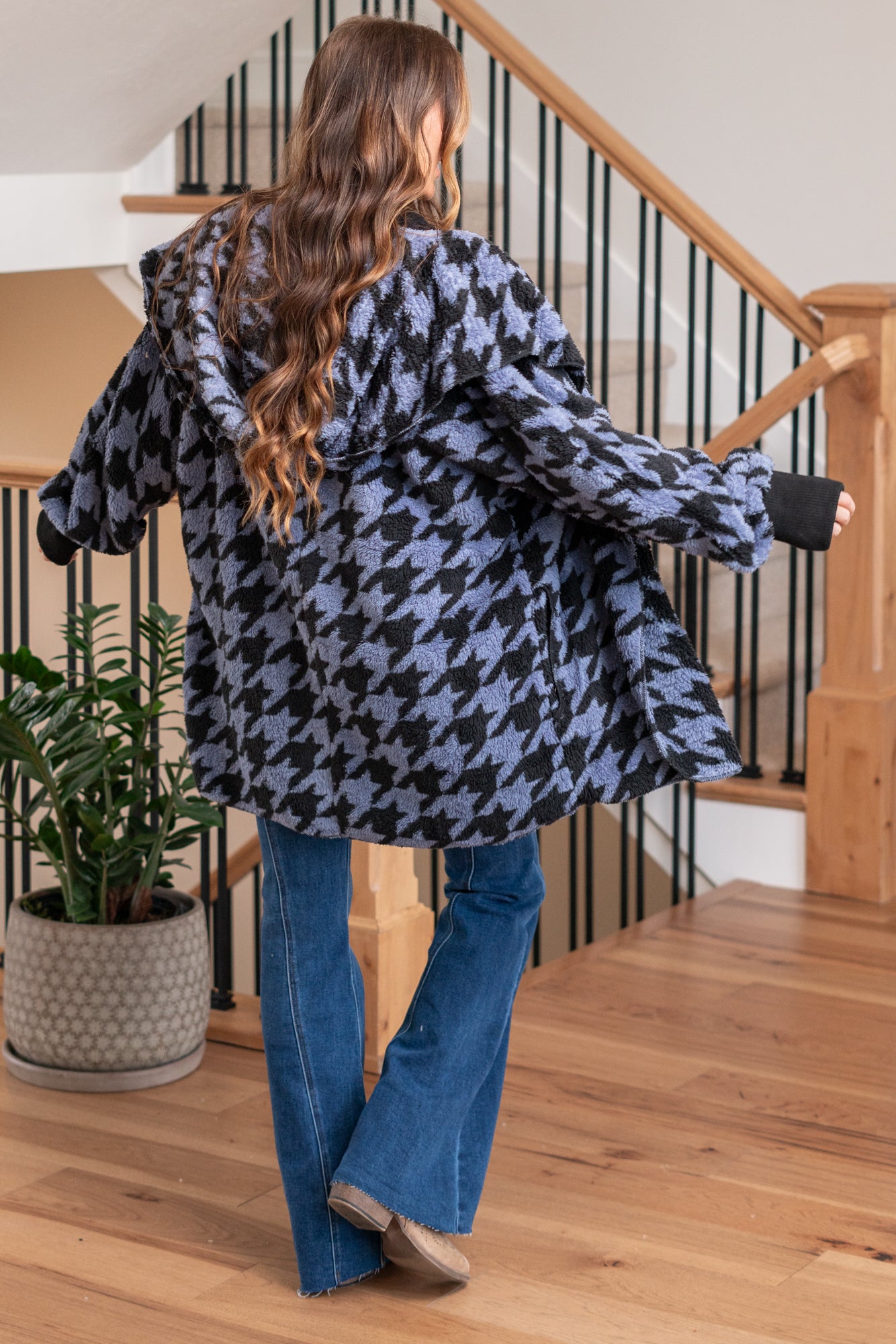 Hem & Thread   This is that cozy jacket you will throw on every day and go! One size fits most with an open neckline and long sleeves and side pockets.   Color: Blue Black Neckline: Open  Sleeve: Long 100% POLYESTER Style #: 31719K-BlueBlack