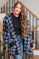 Hem & Thread   This is that cozy jacket you will throw on every day and go! One size fits most with an open neckline and long sleeves and side pockets.   Color: Blue Black Neckline: Open  Sleeve: Long 100% POLYESTER Style #: 31719K-BlueBlack