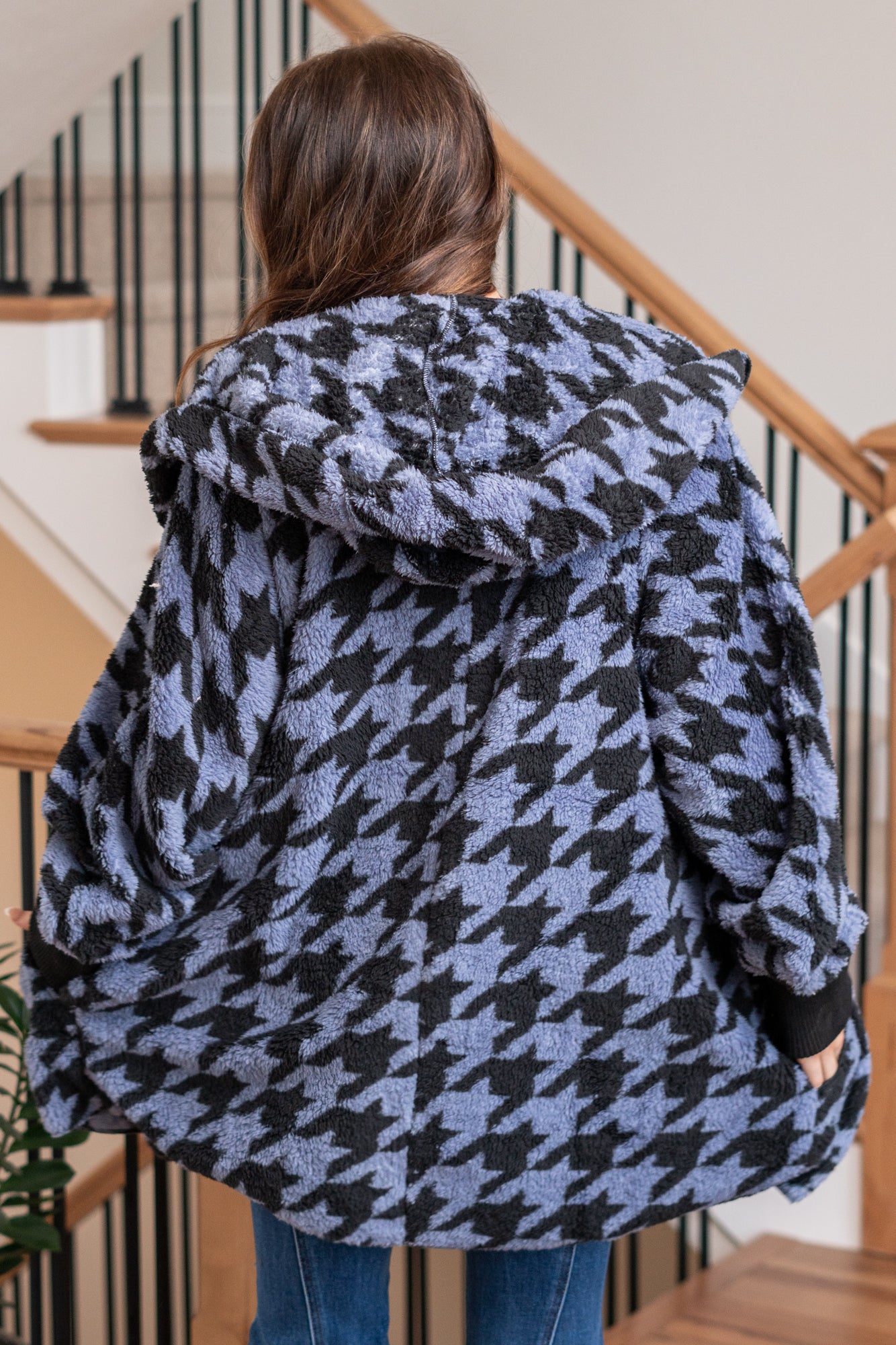 Hem & Thread   This is that cozy jacket you will throw on every day and go! One size fits most with an open neckline and long sleeves and side pockets.   Color: Blue Black Neckline: Open  Sleeve: Long 100% POLYESTER Style #: 31719K-BlueBlack