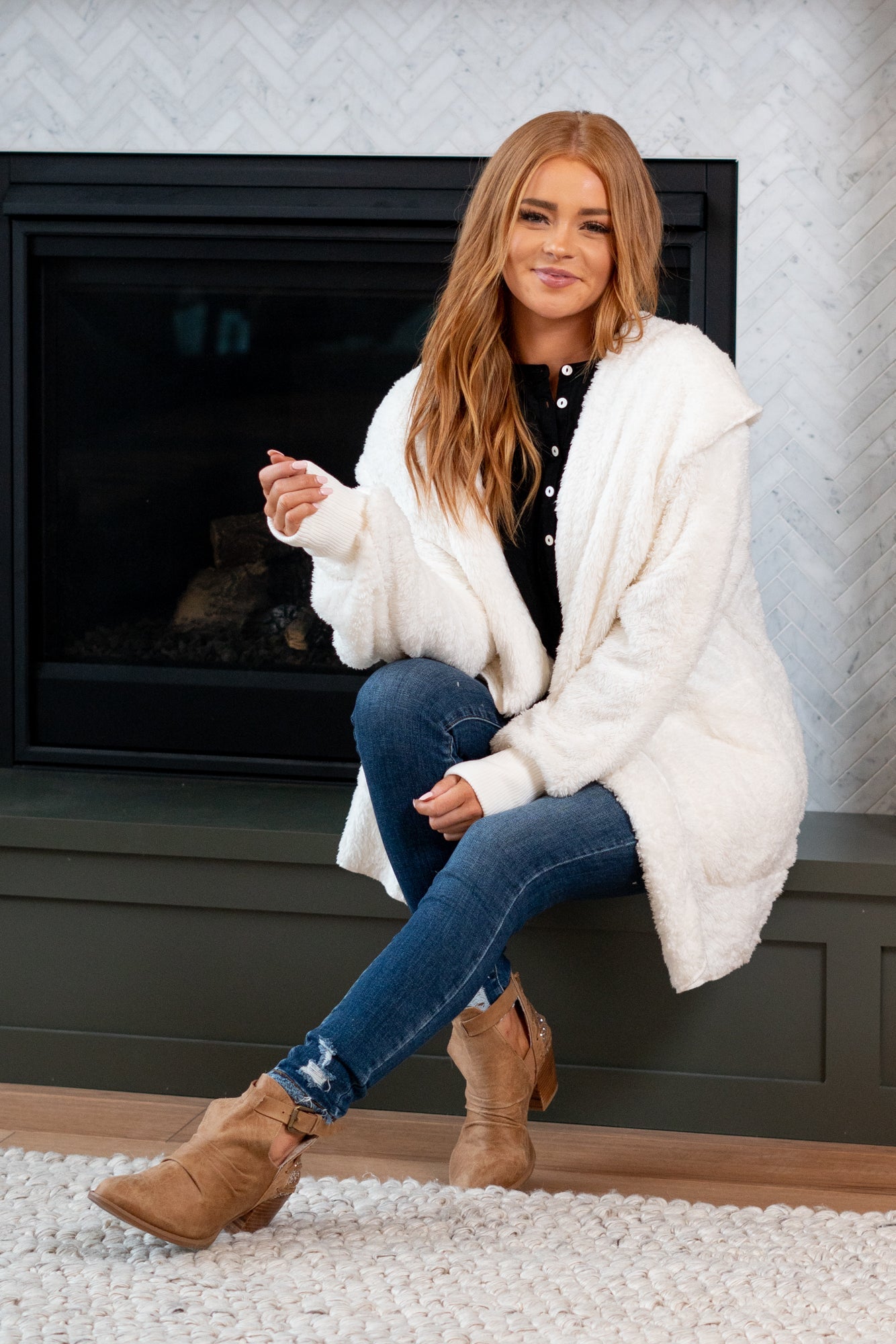 Hem & Thread   This is that cozy jacket you will throw on every day and go! One size fits most with an open neckline and long sleeve and side pockets.   Color: Off White Neckline: Open  Sleeve: Long 100% POLYESTER Style #: L2394-Off White Contact us for any additional measurements or sizing. 