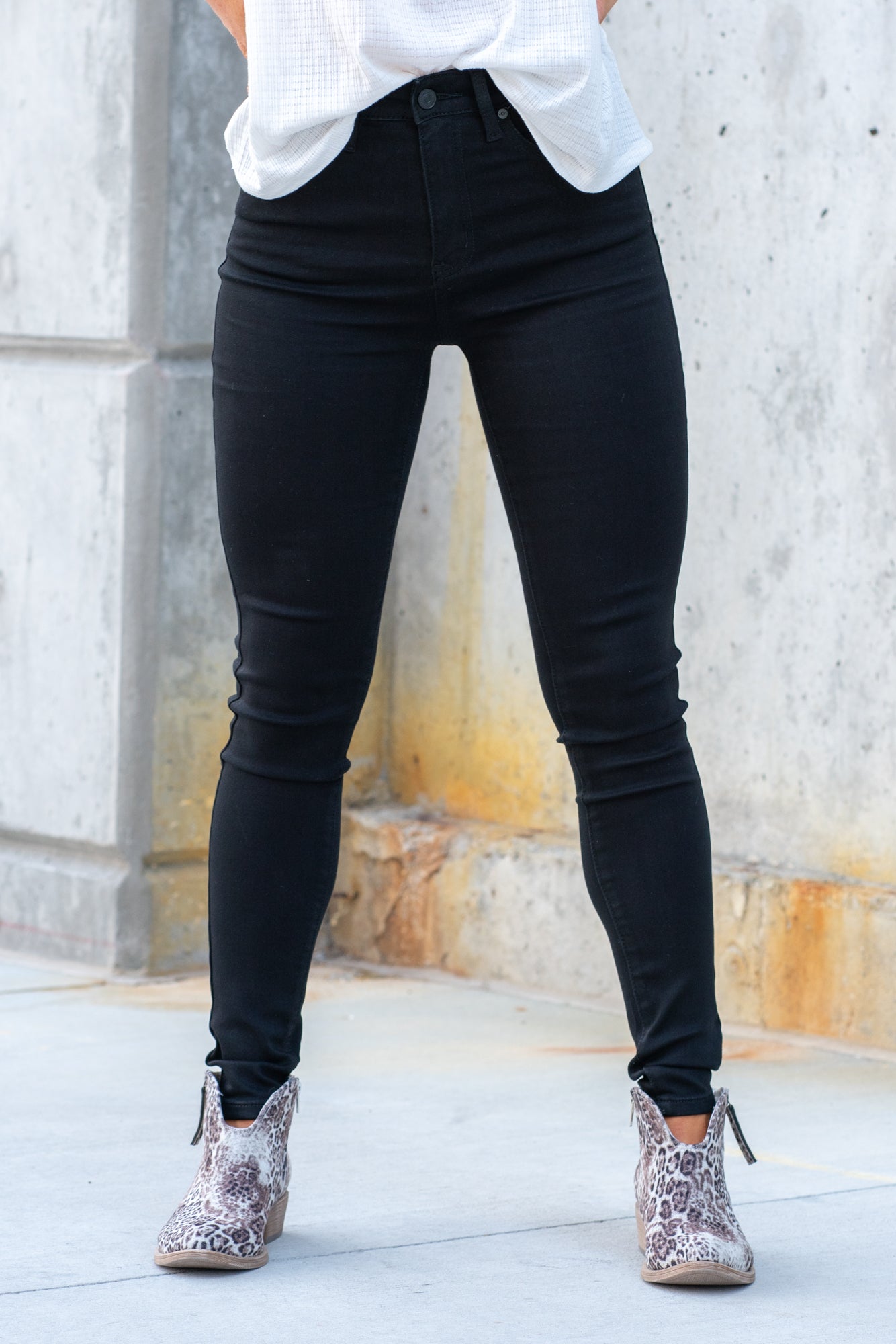 KanCan Jeans Collection: Core Style  Color: Dark Black Wash Cut: Skinny, 29.5" Inseam* Rise: High Rise, 10.5" Front Rise* 70%COTTON, 28%POLYESTER, 2%SPANDEX Stitching: Classic Fly: Zipper  Style #: KC11253BK Contact us for any additional measurements or sizing   *Measured on the smallest size, measurements may vary by size.