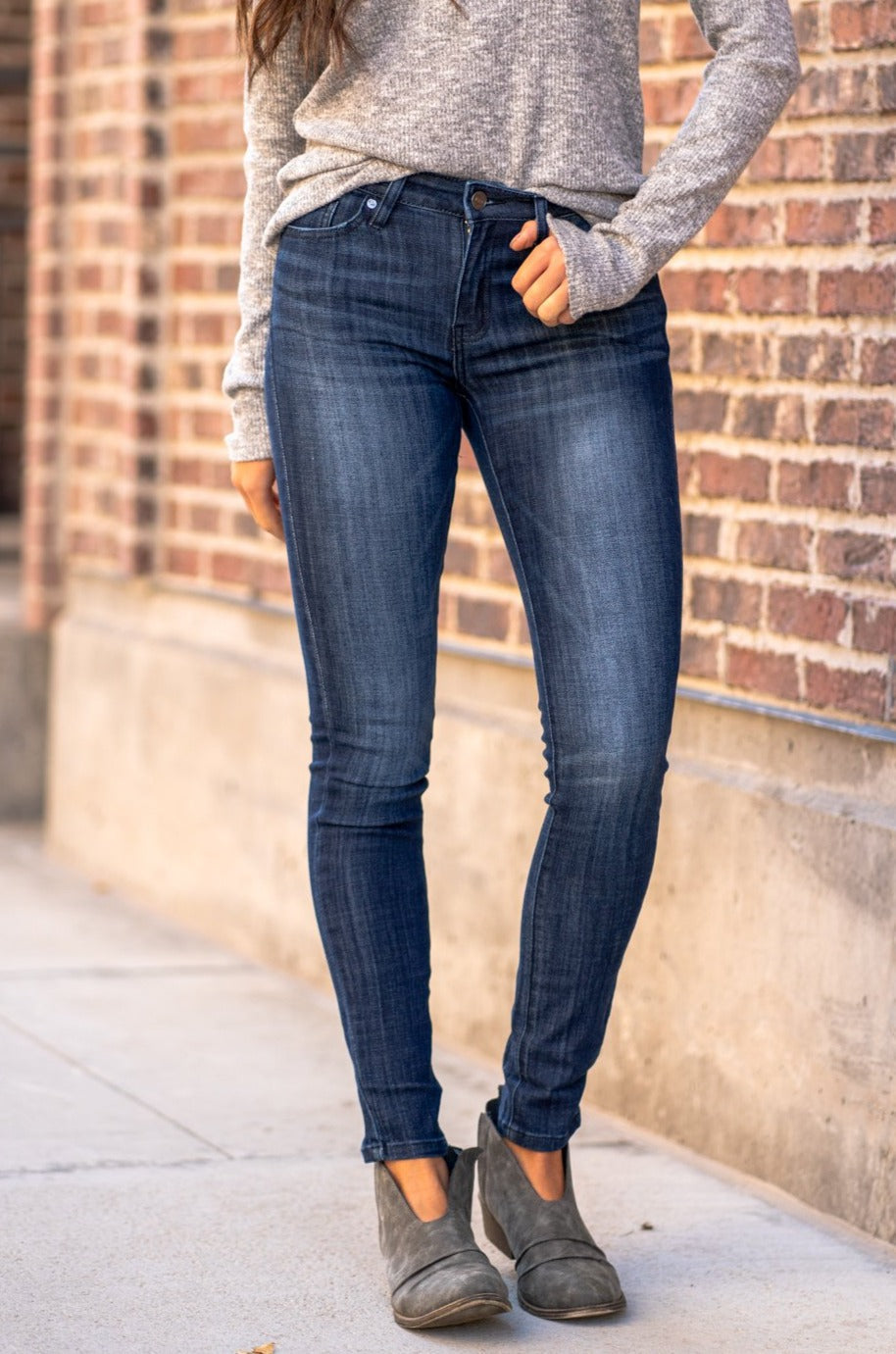 Kan Can Jeans Color: Dark Wash Cut: Skinny, 29.5" Inseam* Rise: Mid-Rise, 8.5" Front Rise* 65.4% COTTON 33.6% POLYESTER 1% SPANDEX Stitching: Classic Fly: Zipper Style #: KC7085LOD Contact us for any additional measurements or sizing.  *Measured on the smallest size, measurements may vary by size. 