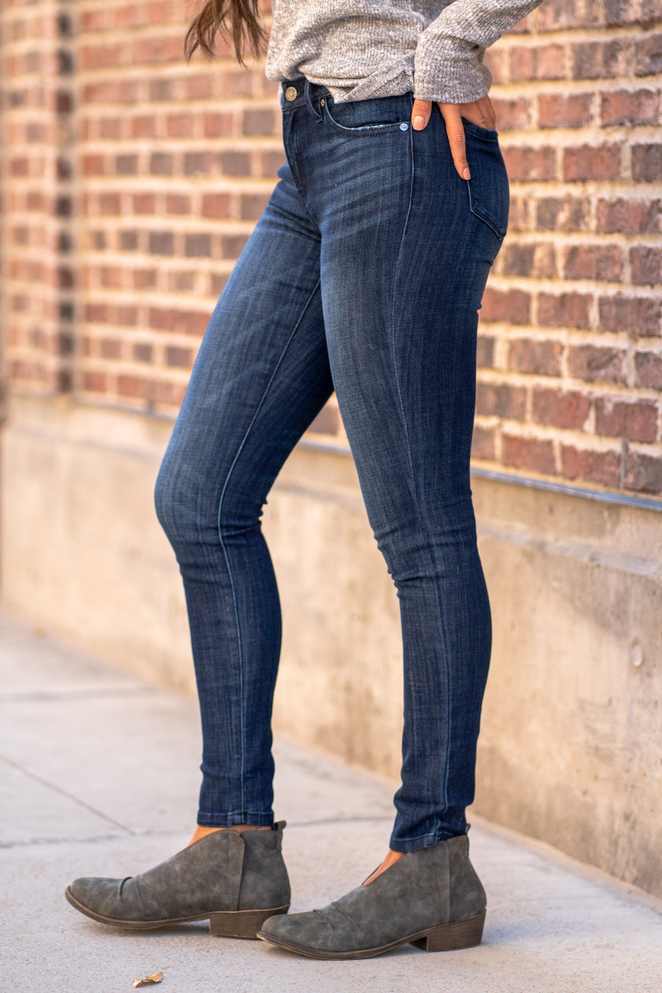 Kan Can Jeans Color: Dark Wash Cut: Skinny, 29.5" Inseam* Rise: Mid-Rise, 8.5" Front Rise* 65.4% COTTON 33.6% POLYESTER 1% SPANDEX Stitching: Classic Fly: Zipper Style #: KC7085LOD Contact us for any additional measurements or sizing.  *Measured on the smallest size, measurements may vary by size. 