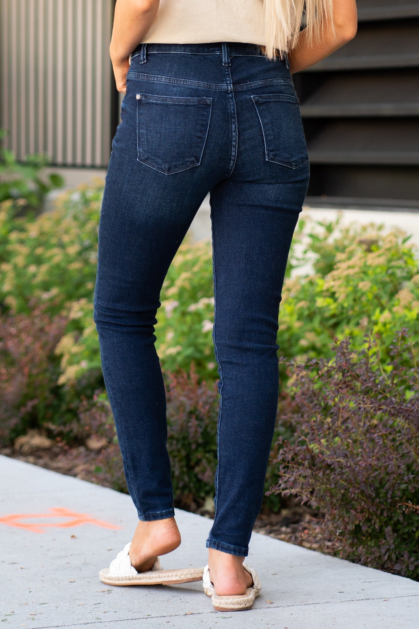 Judy Blue Jeans Collection: Core Style Color: Dark Wash Cut: Skinny, 29.5" Inseam Rise: High Rise, 9.5" Front Rise 93% COTTON 6% POLYESTER 1% SPANDEX Stitching: Classic Fly: Zipper Style #: JB82132  , 82132 Contact us for any additional measurements or sizing.