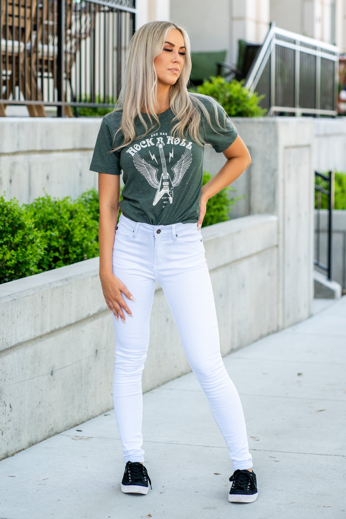 Skinny jeans and store t shirt outfit