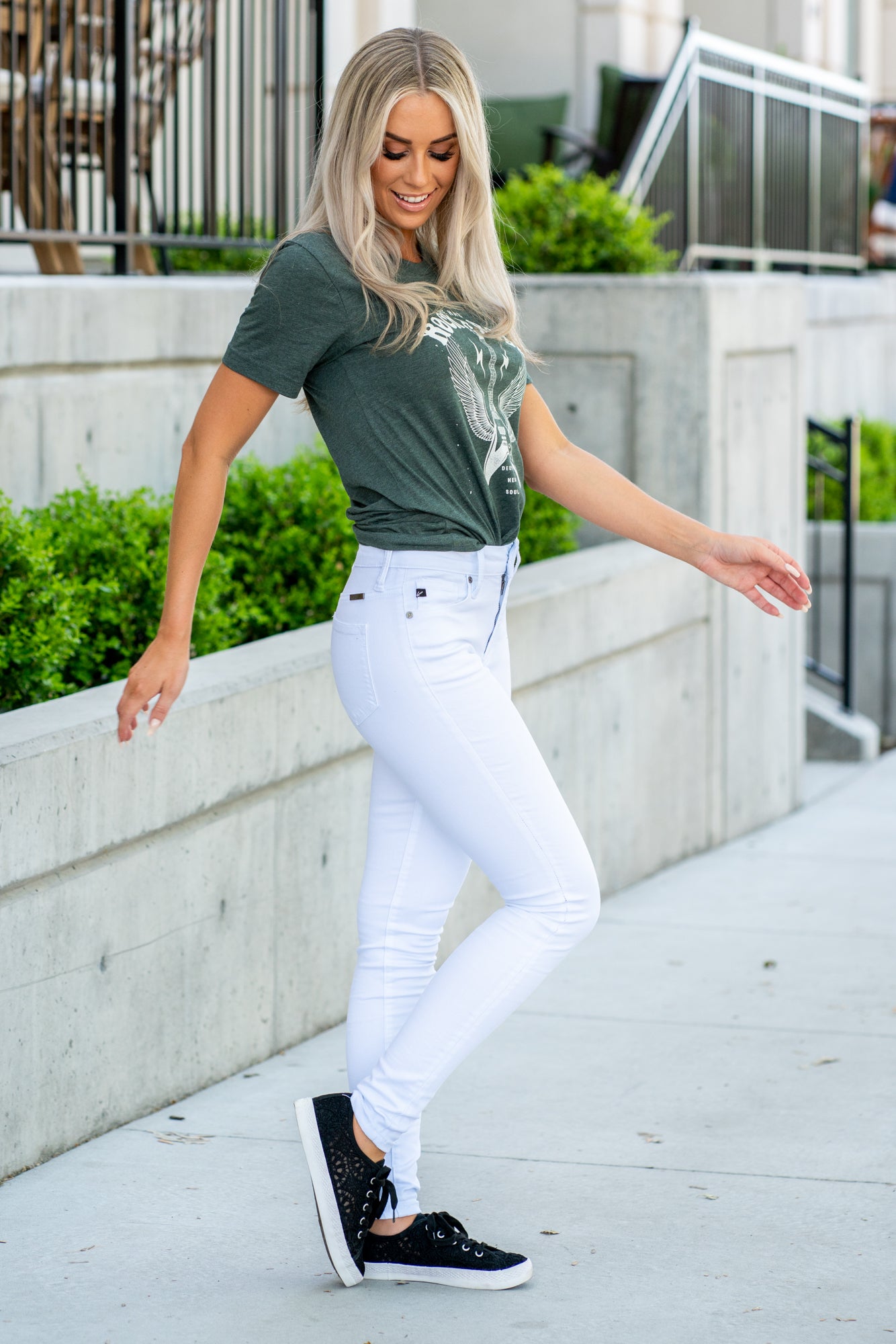 Skinny jeans and store t shirt outfit