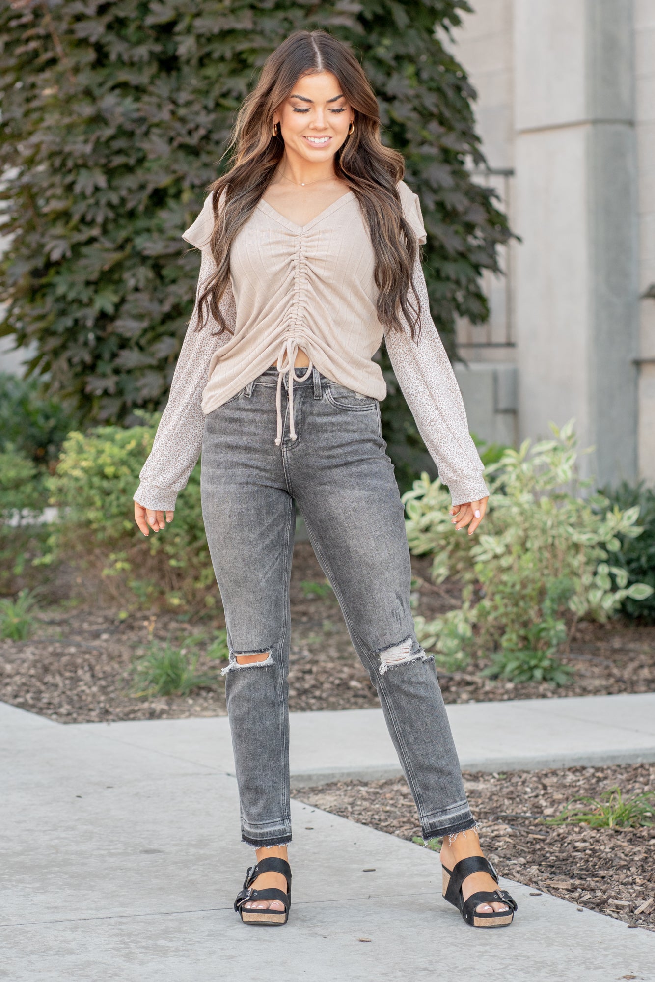 Vervet Flying Monkey Jeans  These high-waisted straight-leg jeans have a comfortable stretch to them with distressed legs and a released hem, they will be your fall go-to denim.  Color: Grey Wash Cut: Straight, 28* Rise: High Rise, 10.5" Front Rise* Material: 93.8% COTTON, 5.4% POLYESTER, 0.8% SPANDEX Machine Wash Separately In Cold Water Stitching: Classic Fly: Zipper Style #: VT1172 Contact us for any additional measurements or sizing.