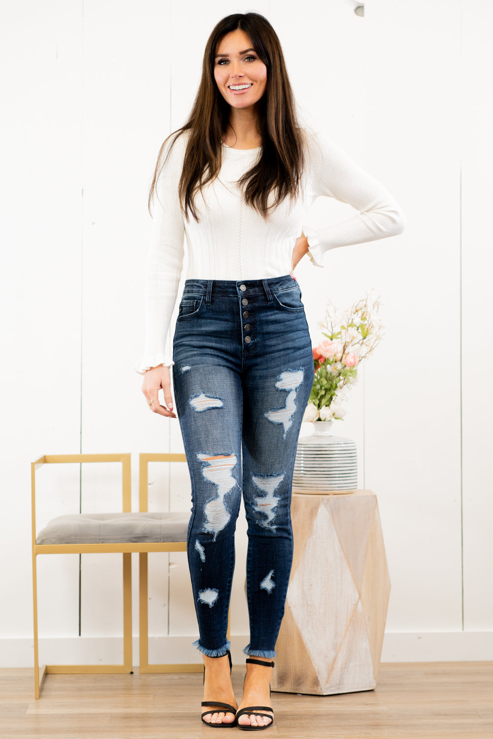 KanCan Jeans Collection: Spring 2021 Color: Dark Wash Distressed Fray Hem Cut: Skinny, 28.5" Inseam Rise: High-Rise, 10.5" Front Rise COTTON 94.3% T400 4.9% SPANDEX 0.8% Stitching: Classic Fly: Exposed Button Fly  Style #: KC7310D Contact us for any additional measurements or sizing.  Chloe is 5’8" and 130 pounds. She wears a size 3 in jeans, a small top, and 8.5 in shoes. She is wearing a size 25/3 in these jeans.