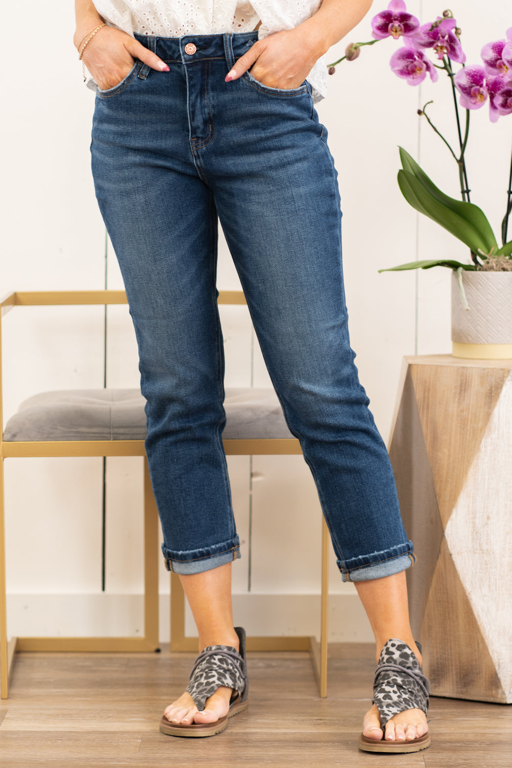 VERVET by Flying Monkey Jeans Collection: Winter 2021 Boyfriend , 26" Inseam Rise: High Rise, 10" Front Rise 92% COTTON, 6% POLYESTER, 2% SPANDEX Machine Wash Separately In Cold Water Stitching: Classic Fly: Zipper Fly  Style #: V2132 Contact us for any additional measurements or sizing.  Chloe is 5’8" and 130 pounds. She wears a size 3 in jeans, a small top and 8.5 in shoes. She is wearing a 26/3 in these jeans.