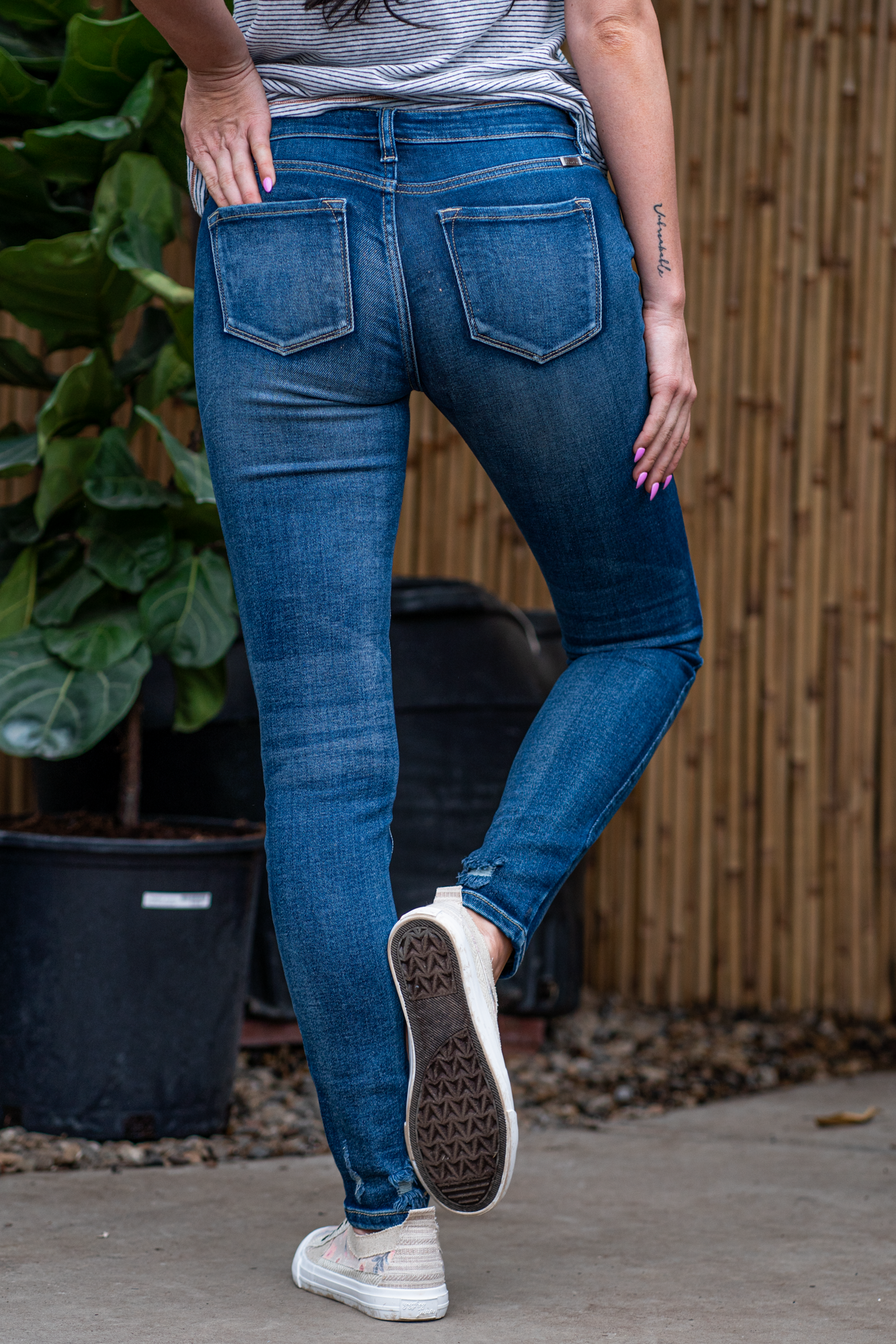 KanCan Jeans Collection: Core Collection  Color: Dark Wash  Cut: Skinny, 29.5" Inseam* Rise: Mid-Rise, 8.5" Front Rise* COTTON 95% POLYESTER 4% SPANDEX 1% Fly: Zipper Style #: KC8561D Contact us for any additional measurements or sizing.   *Measured on the smallest size, measurements may vary by size.