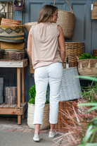 KanCan Jeans  KanCan Stretch Level: Rigid  Color: White Cut: Mom FIt, 27" Inseam* Rise: High-Rise, 11" Front Rise* 100% Cotton Fly: Zipper  Style #: KC7976WT Contact us for any additional measurements or sizing.  *Measured on the smallest size, measurements may vary by size.