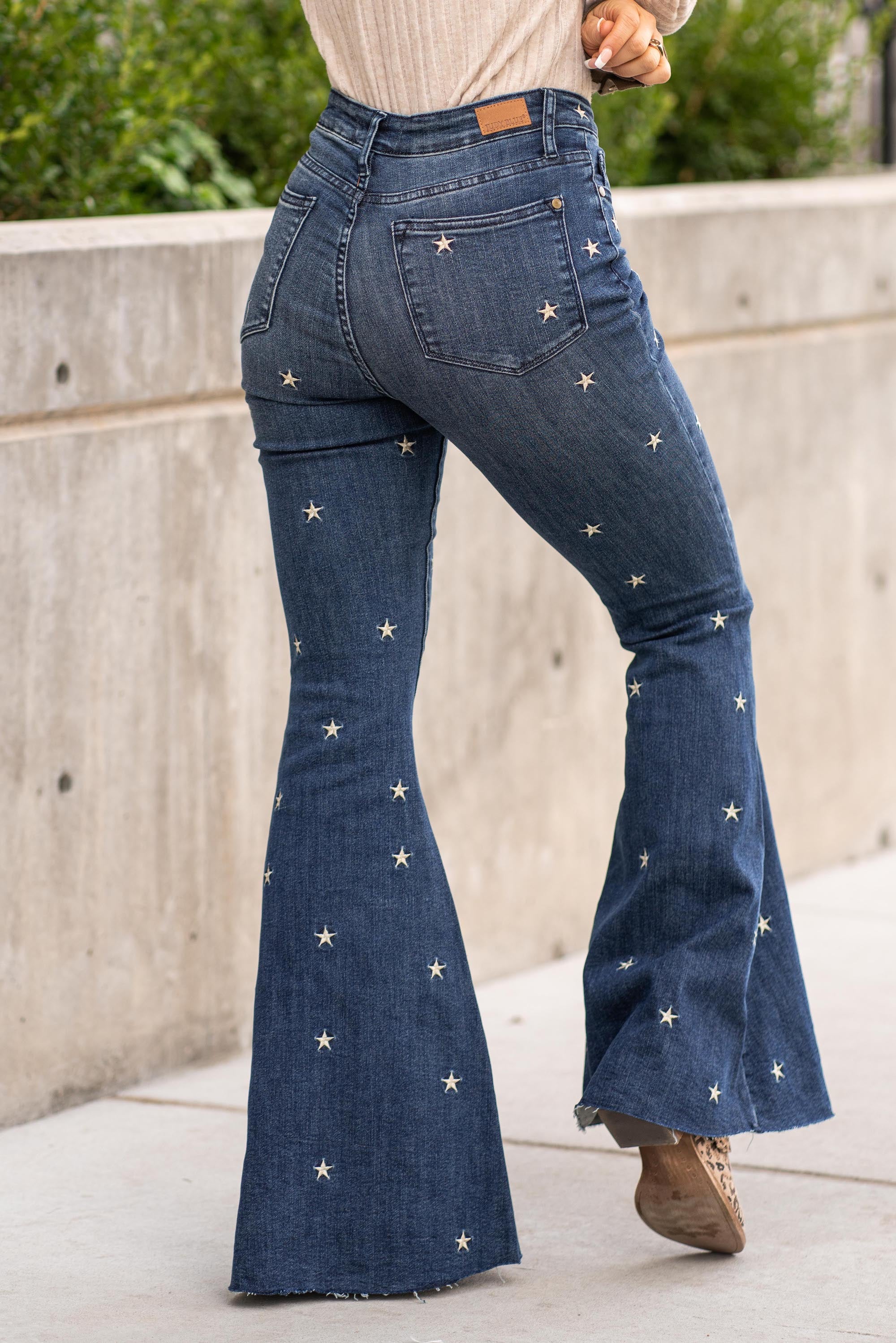 Judy Blue Color: Dark Wash Cut: Flare Bell Bottoms, 34" Inseam* Rise: High Rise, 10" Front Rise*  92% COTTON,7% POLYESTER,1% SPANDEX Machine Wash Separately In Cold Water Stitching: Classic Fly: Zipper Style #: JB88376-PL , 88376 Contact us for any additional measurements or sizing.  *Measured on the smallest size, measurements may vary by size.