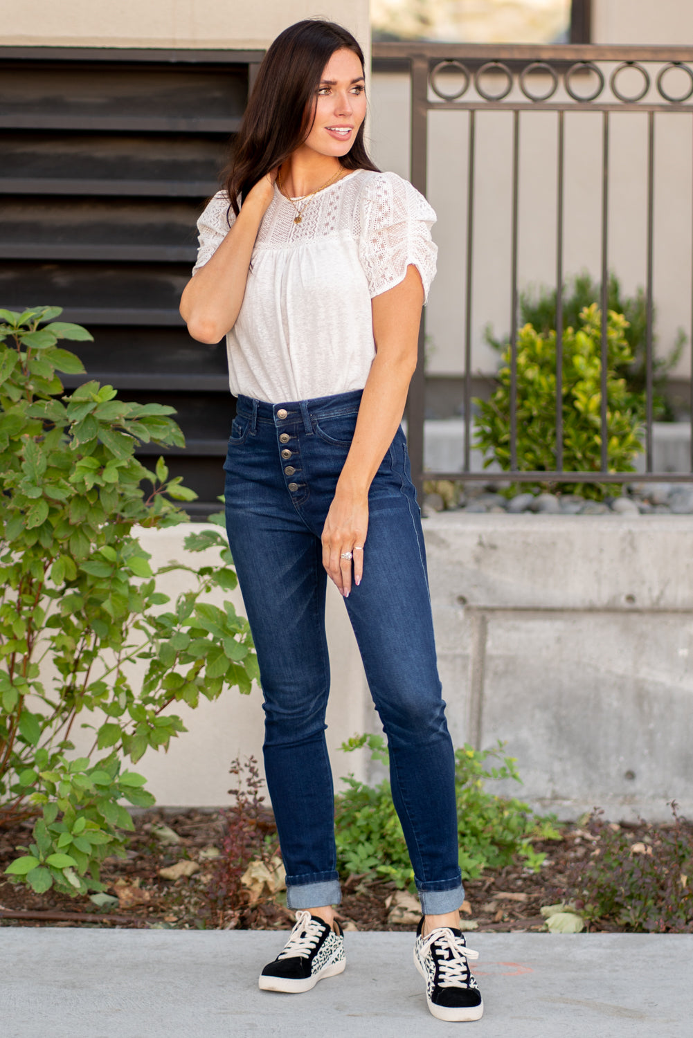 VERVET by Flying Monkey Jeans Collection: Fall 2020 Name: Plot Twist Skinny, 29" Inseam Rise: High Rise, 10" Front Rise 90.5% COTTON, 7.5% POLYESTER, 2% SPANDEX Machine Wash Separately In Cold Water Stitching: Classic Fly: Zipper Style #: VT1186 Contact us for any additional measurements or sizing.  Chloe is 5’8" and 130 pounds. She wears a size 3 in jeans, a small top and 8.5 in shoes. She wearing a size 26/3 in these jeans.